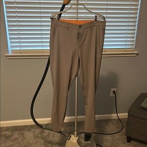 Classic Tan Straight-Leg Chinos for Business Casual